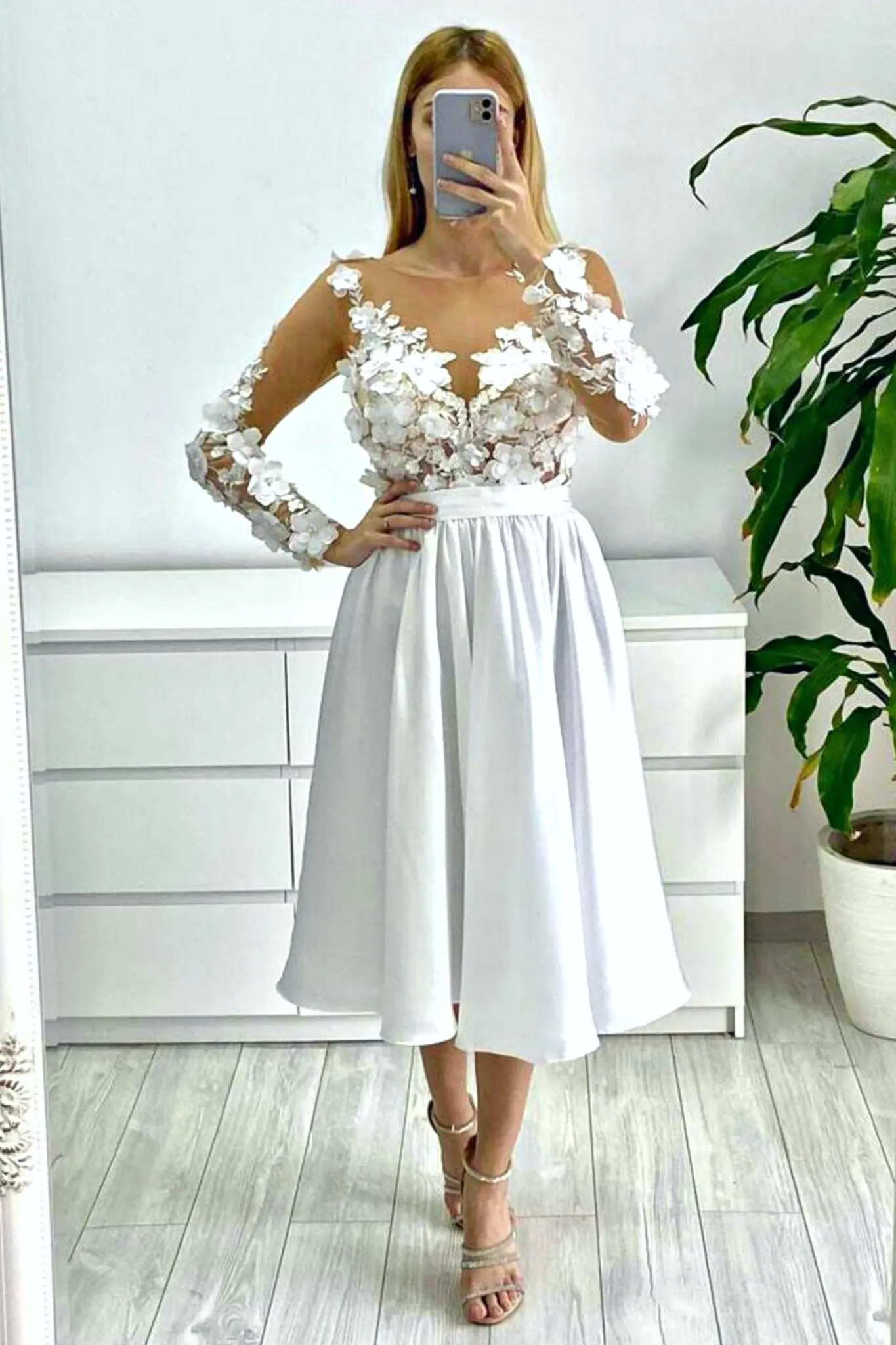 Abito bianco princess midi con corpetto in tulle a fiori 3 D e gonna svasata