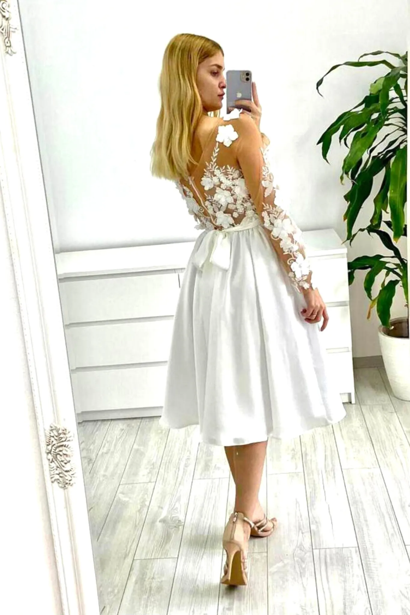 Abito bianco princess midi con corpetto in tulle a fiori 3 D e gonna svasata