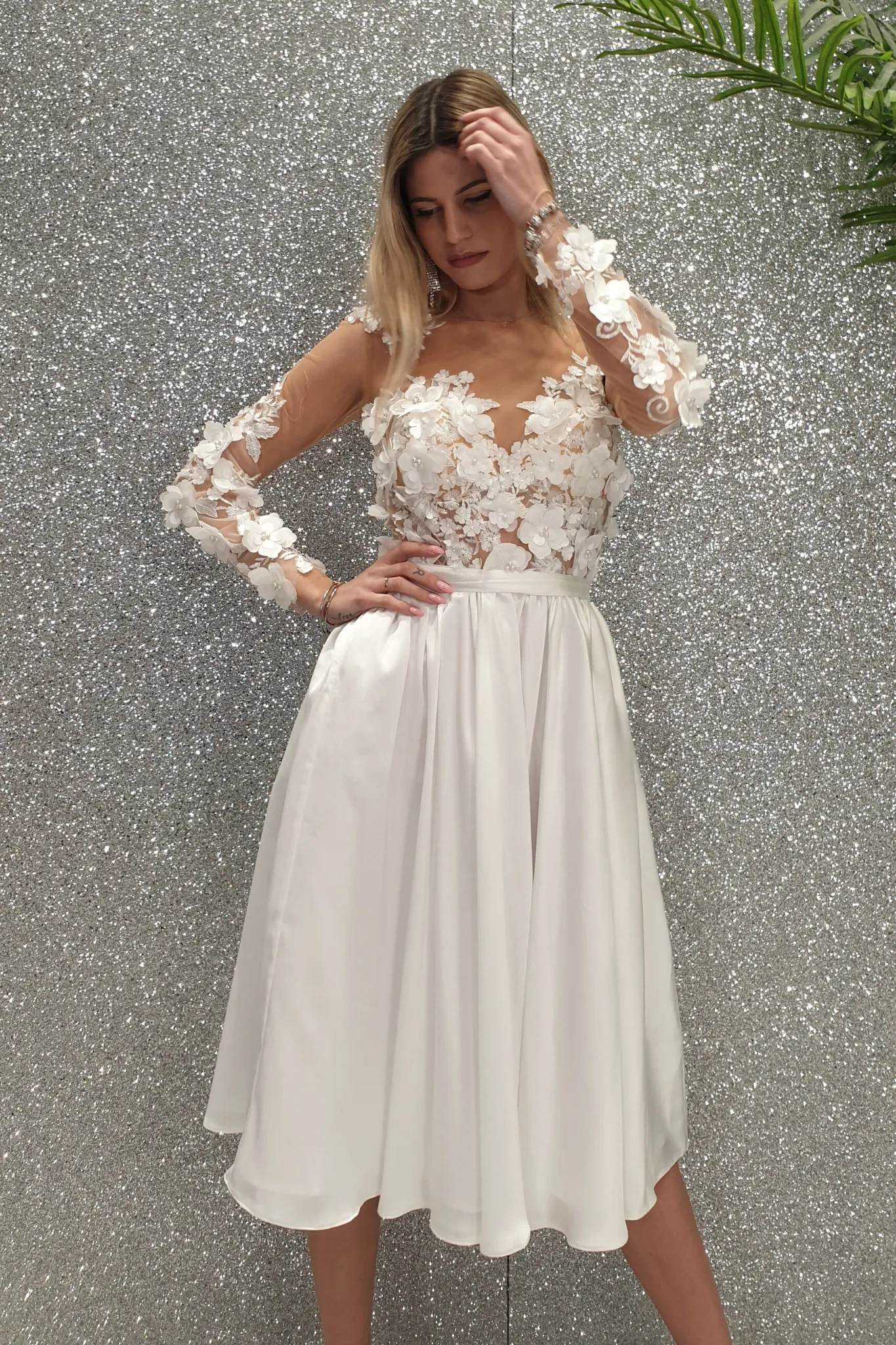 Abito bianco princess midi con corpetto in tulle a fiori 3 D e gonna svasata