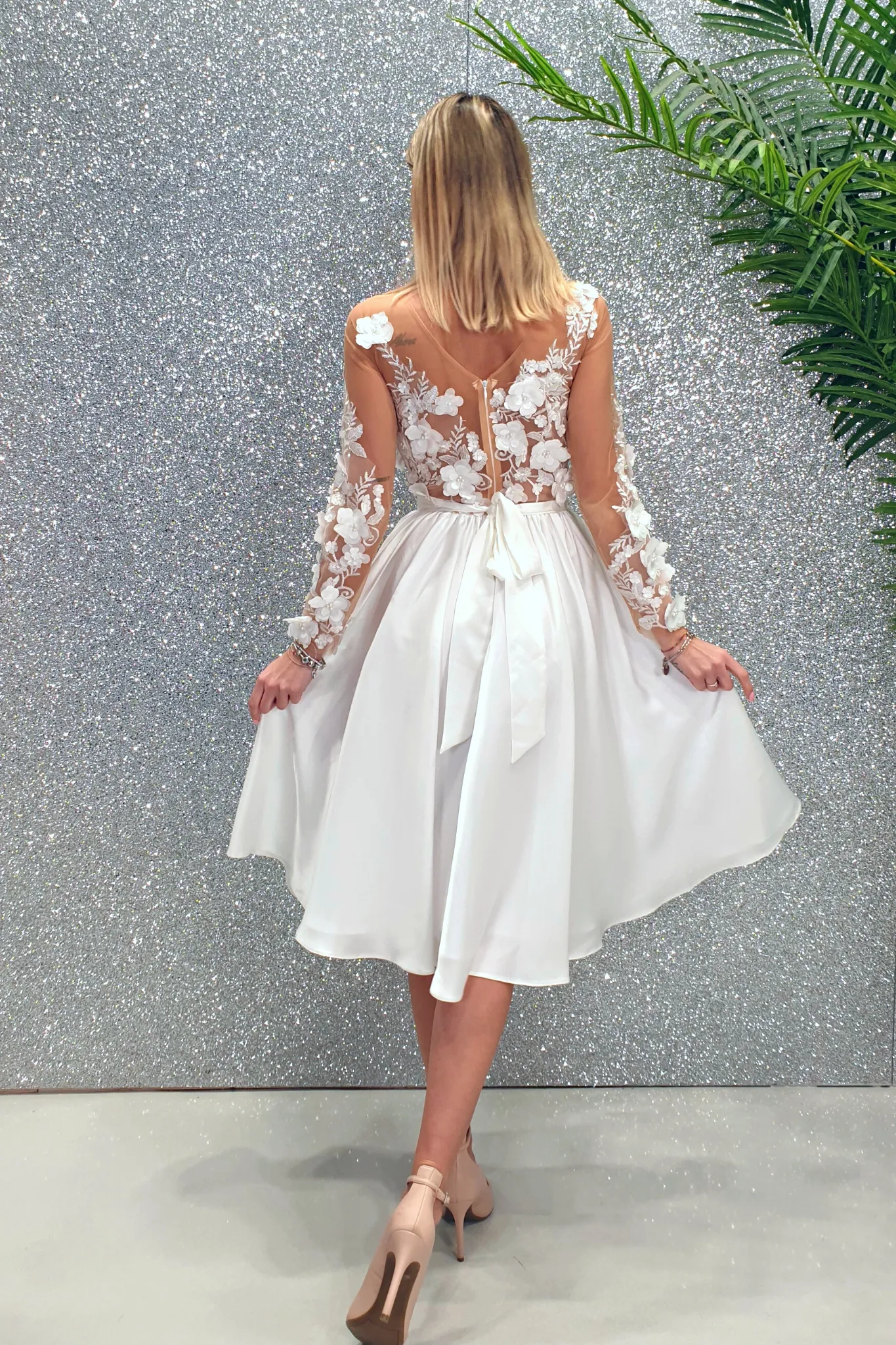 Abito bianco princess midi con corpetto in tulle a fiori 3 D e gonna svasata