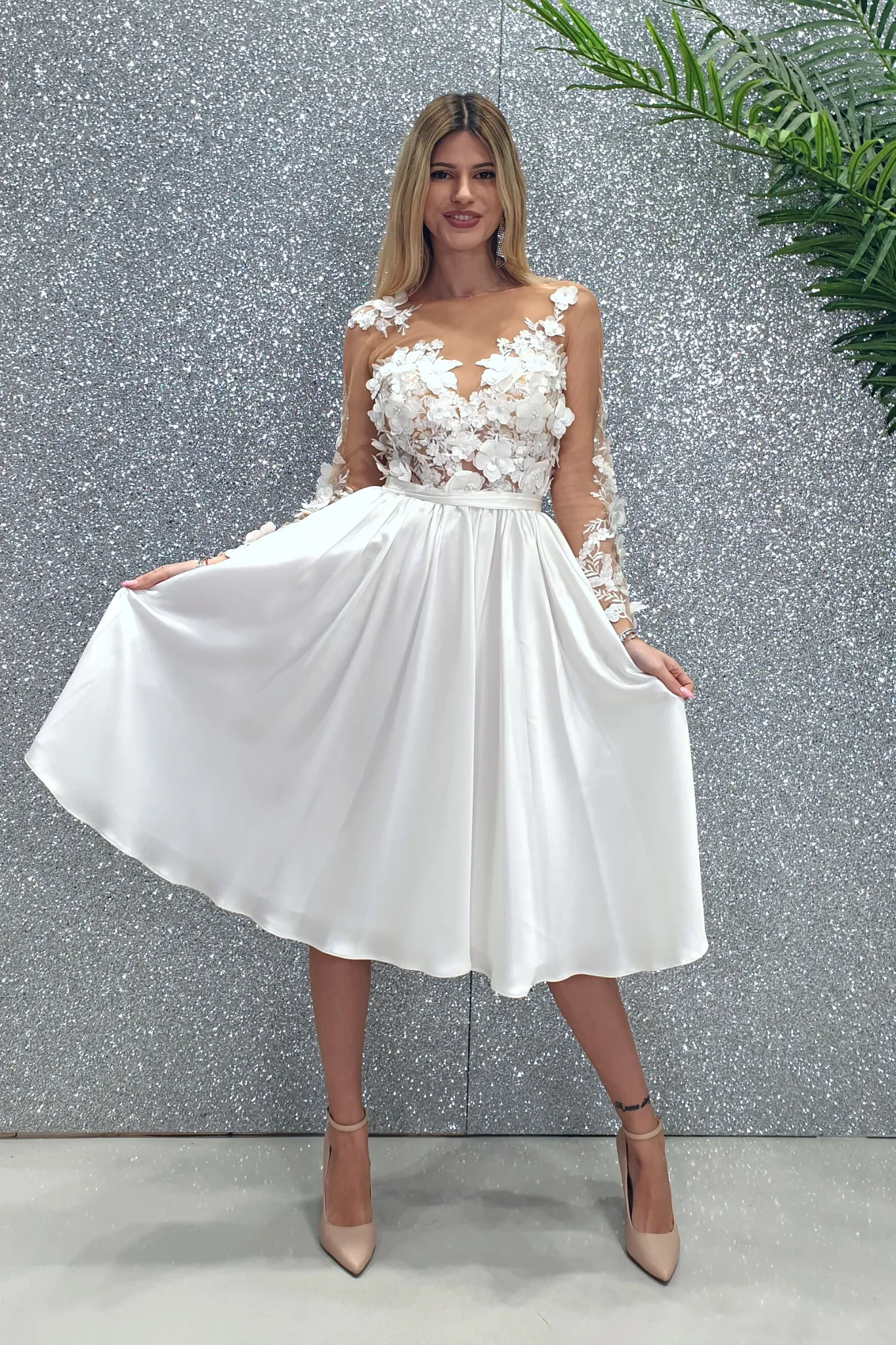 Abito bianco princess midi con corpetto in tulle a fiori 3 D e gonna svasata