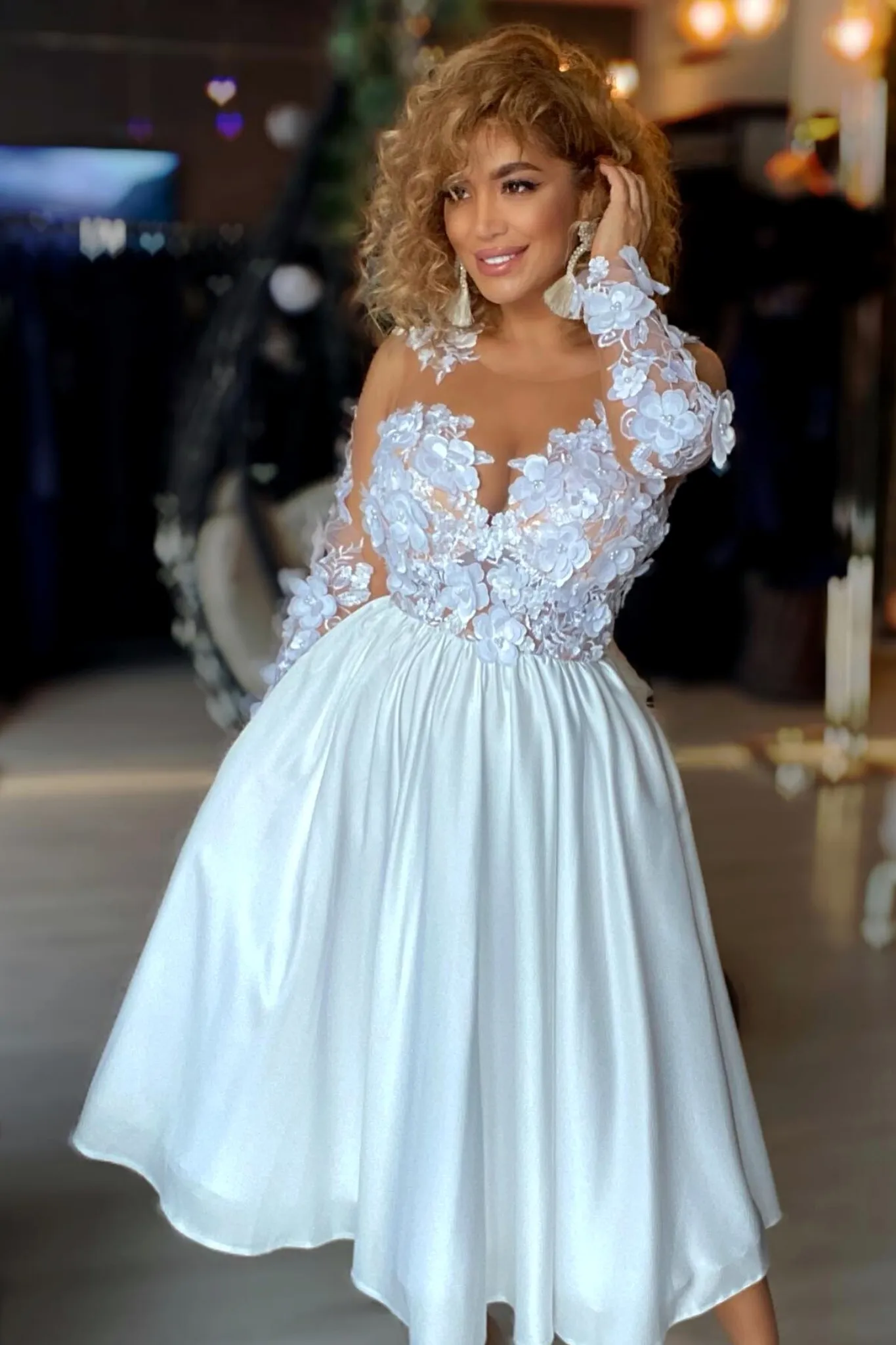 Abito bianco princess midi con corpetto in tulle a fiori 3 D e gonna svasata