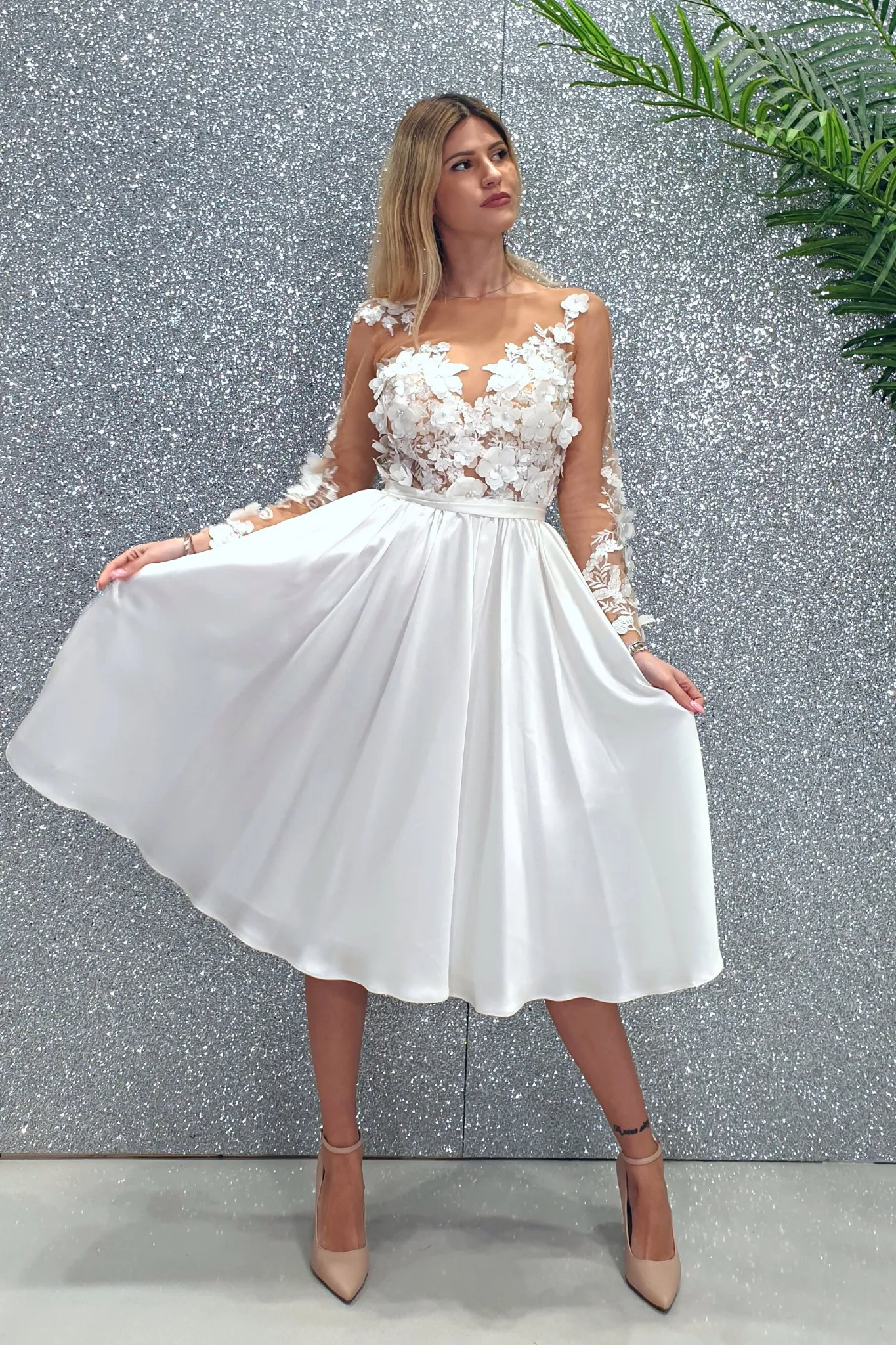 Abito bianco princess midi con corpetto in tulle a fiori 3 D e gonna svasata