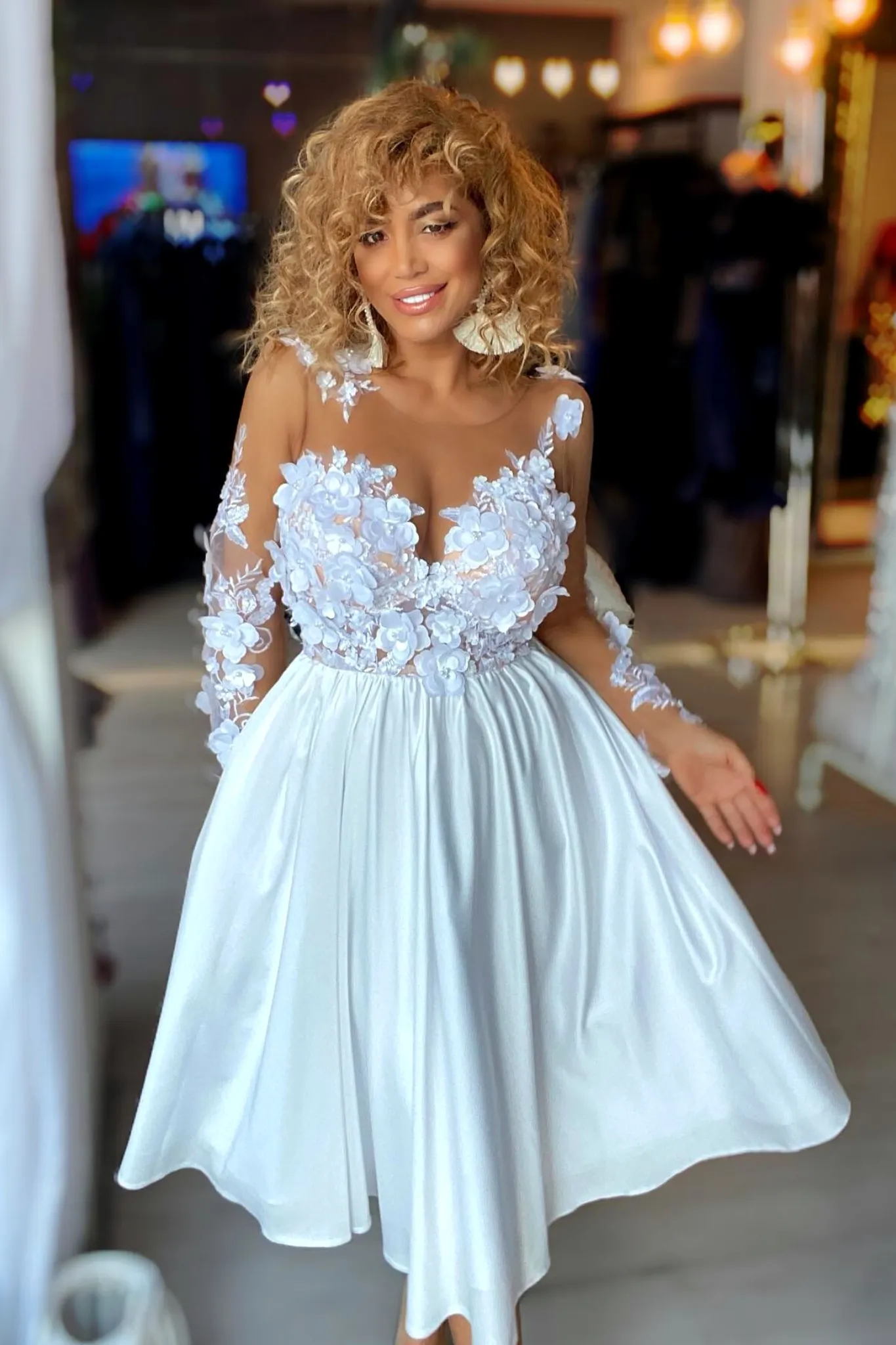 Abito bianco princess midi con corpetto in tulle a fiori 3 D e gonna svasata