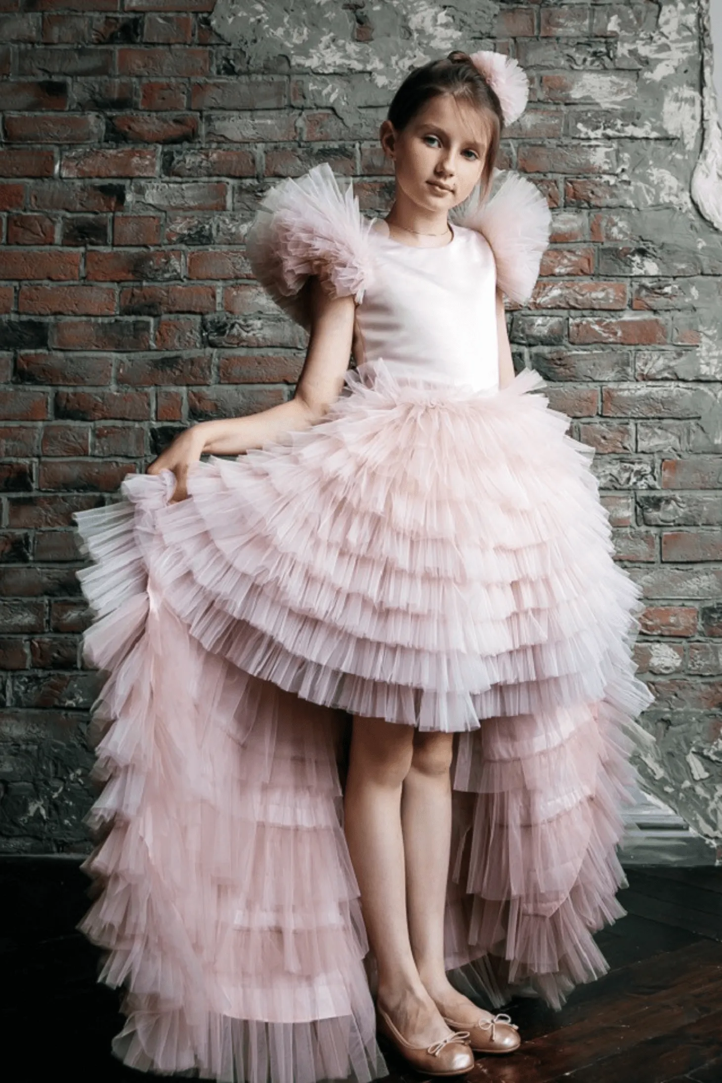 Abito bimba rosa con maniche a ventaglio e gonna in tulle multi volants con strascico staccabile