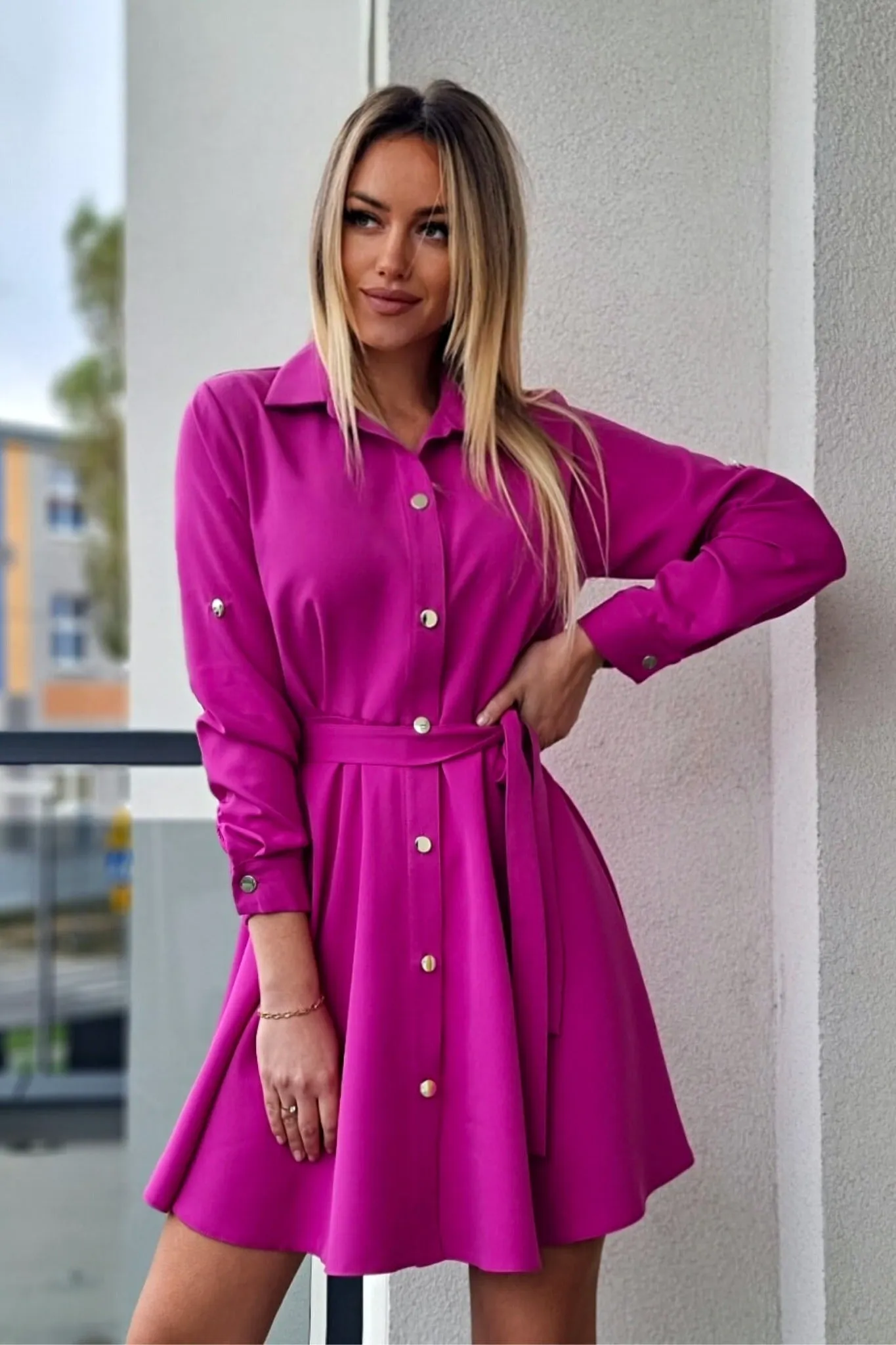 Abito camicia svasato colore magenta con bottoni dorati e cinturino