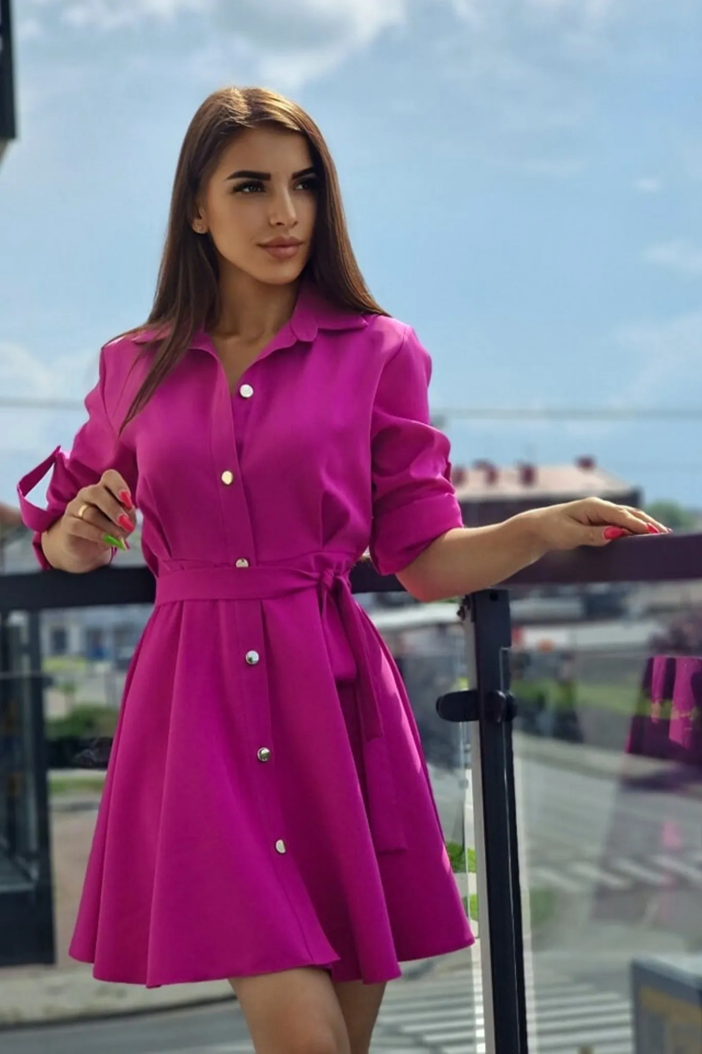 Abito camicia svasato colore magenta con bottoni dorati e cinturino