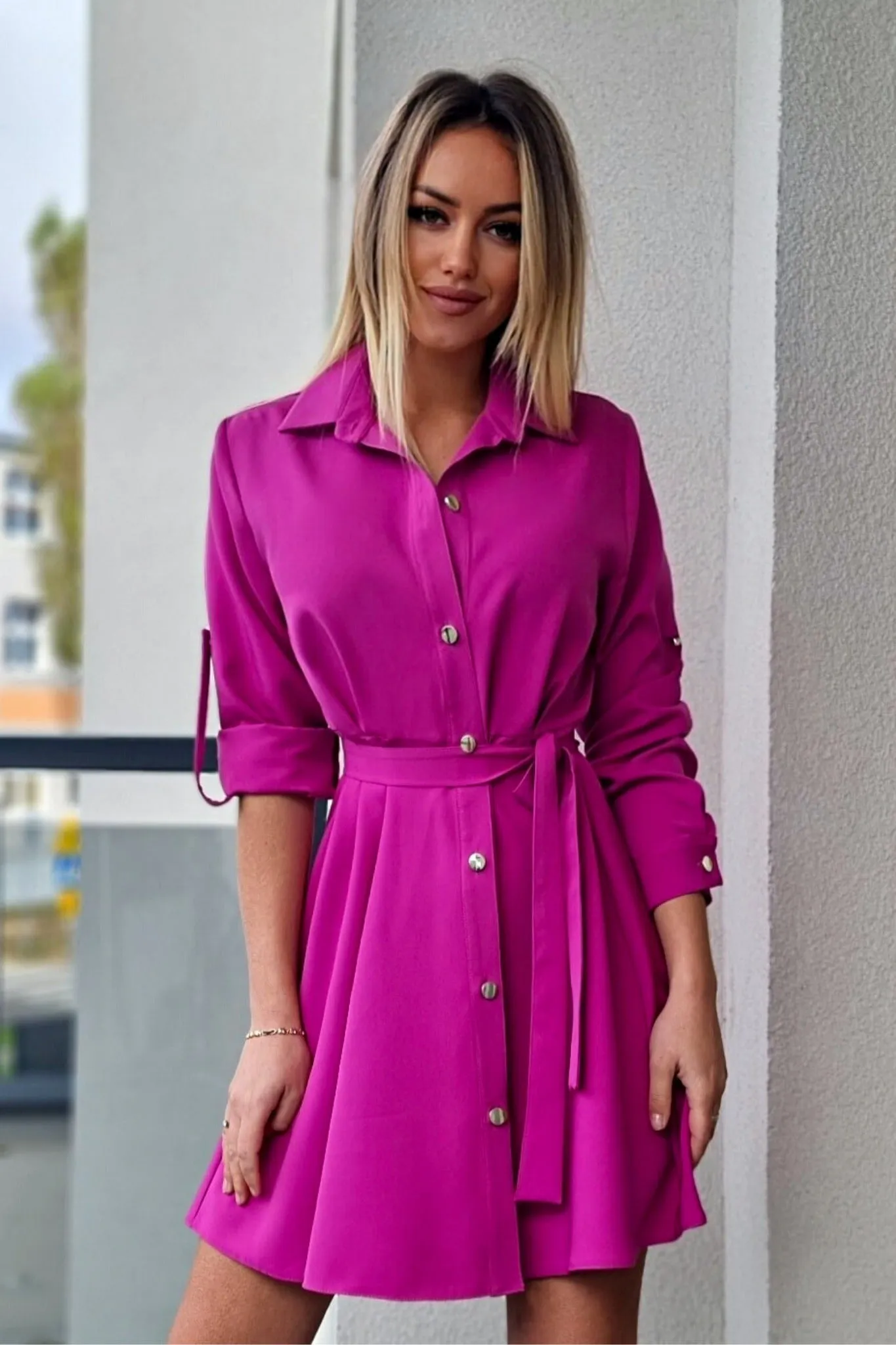 Abito camicia svasato colore magenta con bottoni dorati e cinturino