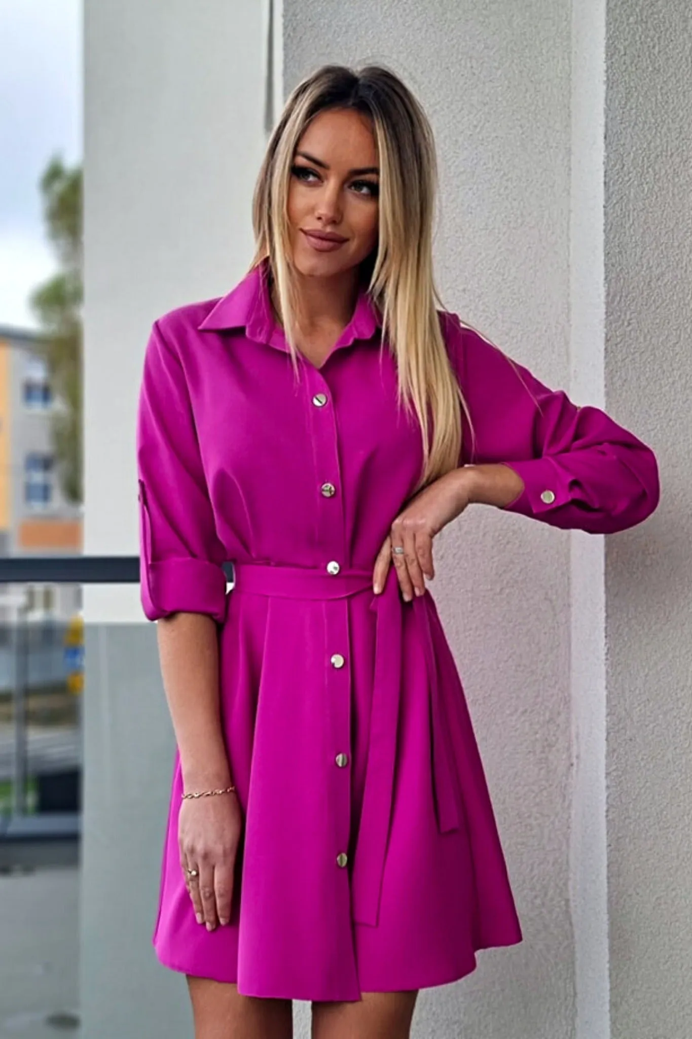 Abito camicia svasato colore magenta con bottoni dorati e cinturino