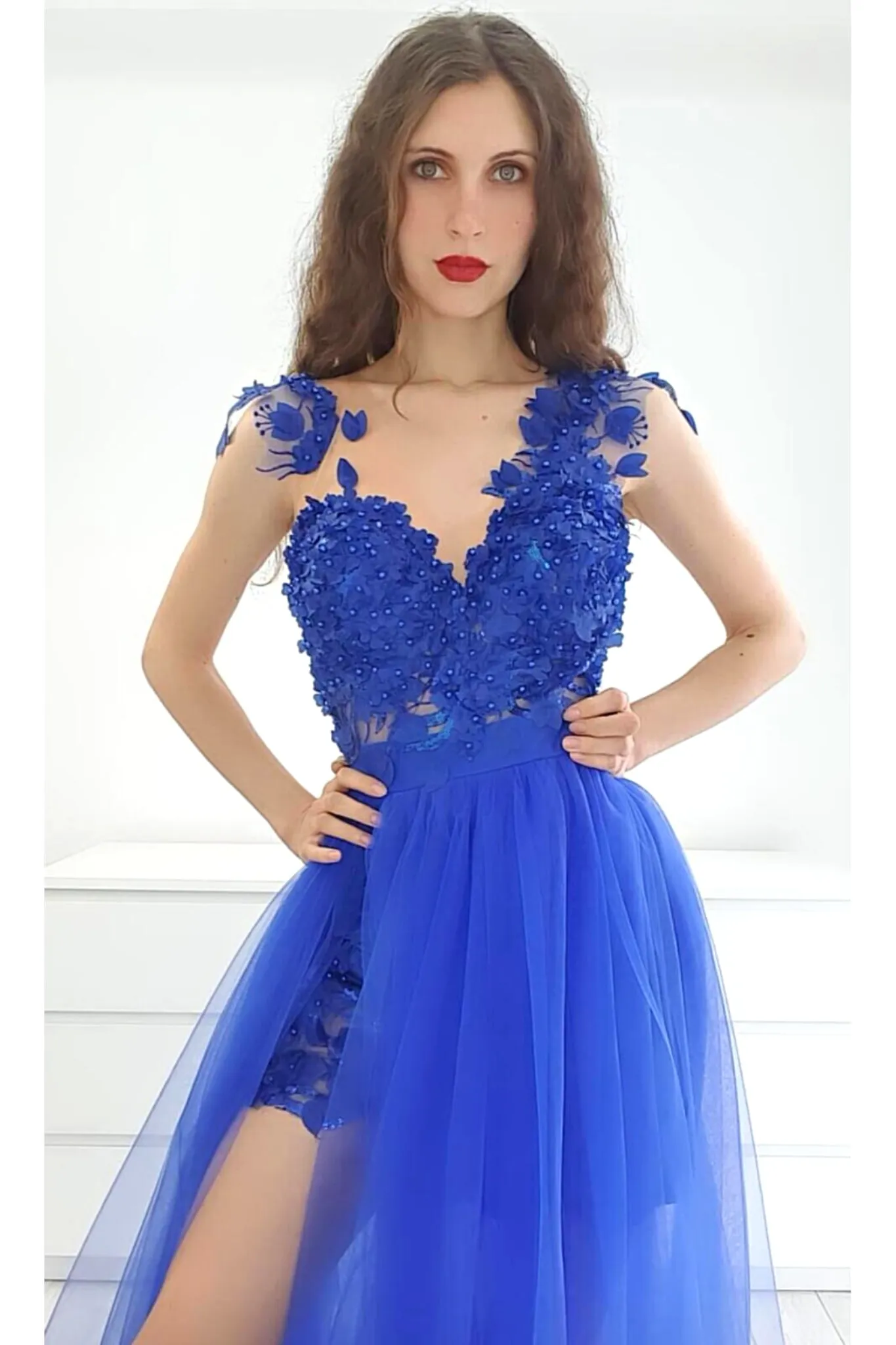 Abito lungo svasato blu elettrico con gonna in tulle e corpetto a fiori 3D