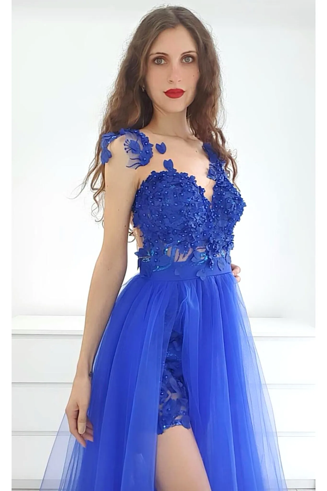 Abito lungo svasato blu elettrico con gonna in tulle e corpetto a fiori 3D