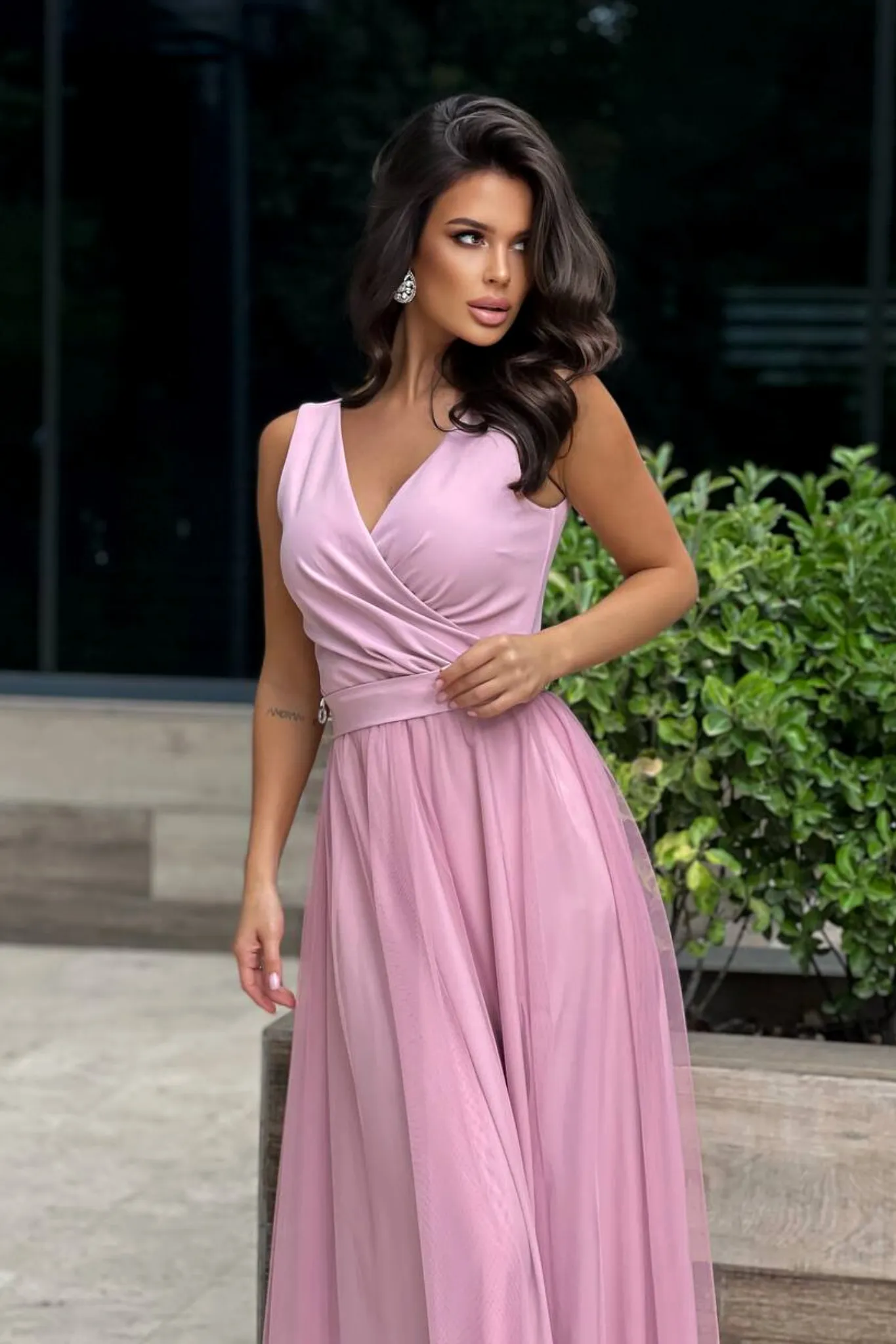 Abito lungo svasato rosa donne curvy con scollo a V e gonna in tulle