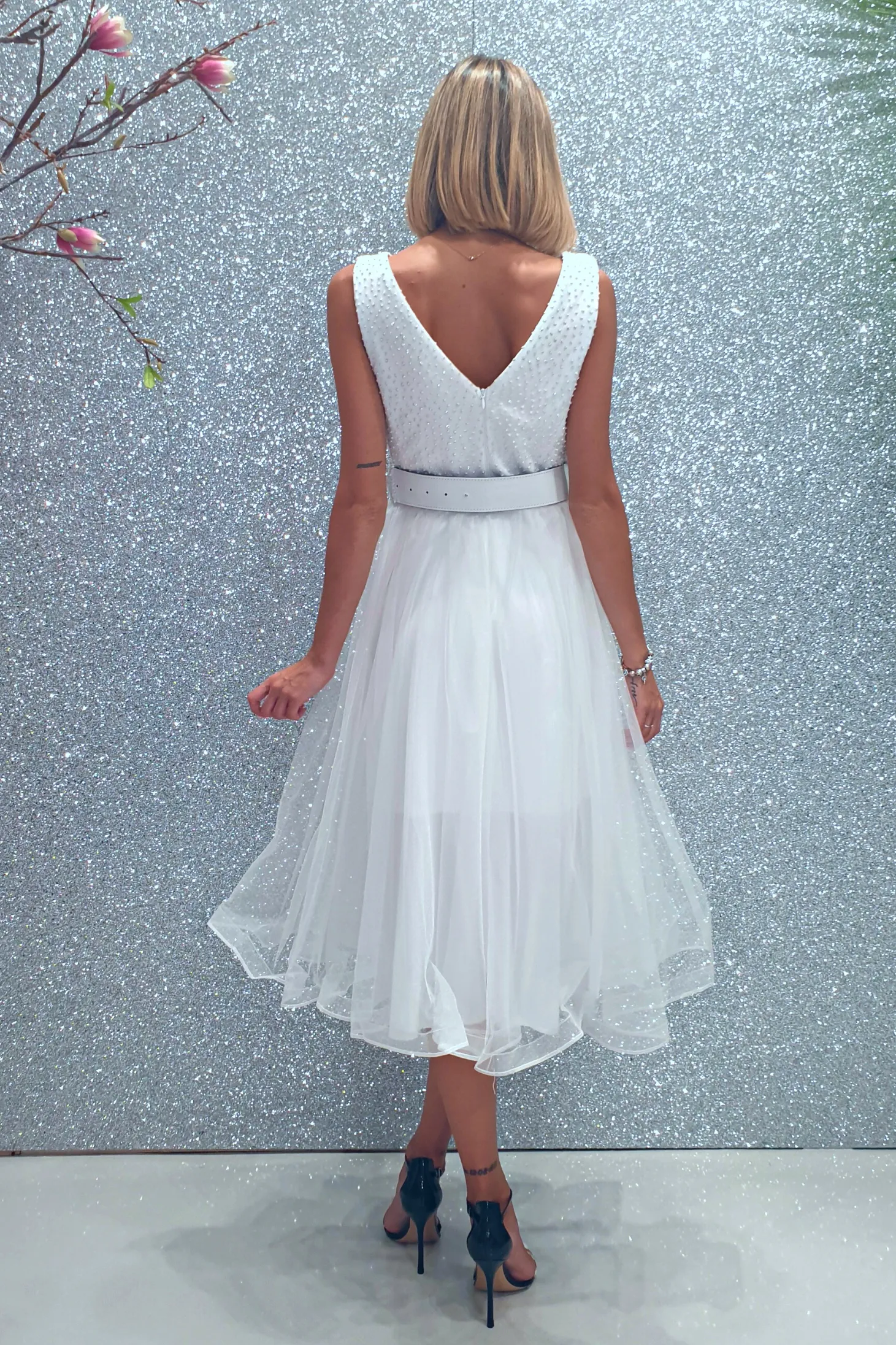 Abito princess bianco in tulle con corpetto a pois glitterati e cintura regolabile