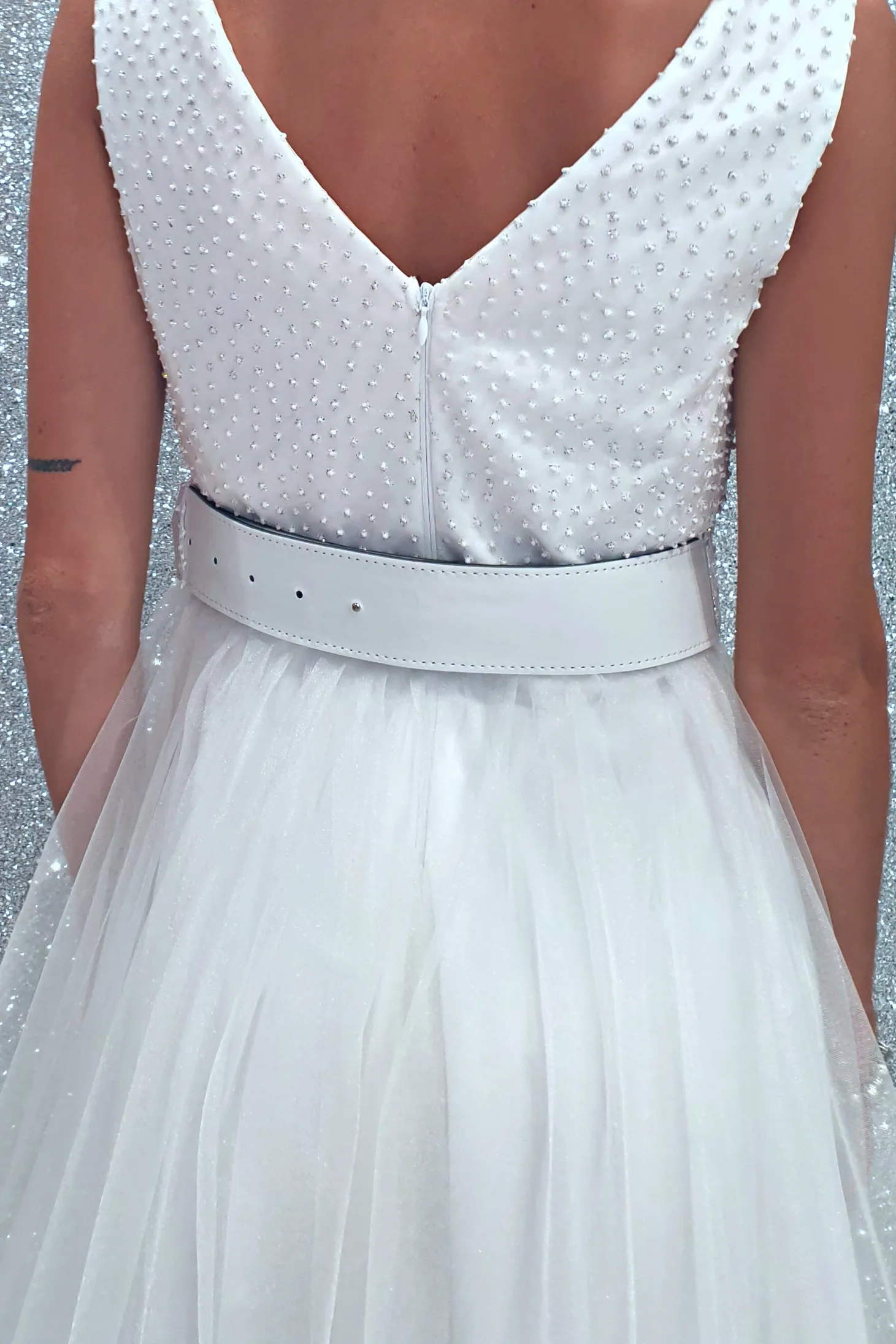 Abito princess bianco in tulle con corpetto a pois glitterati e cintura regolabile