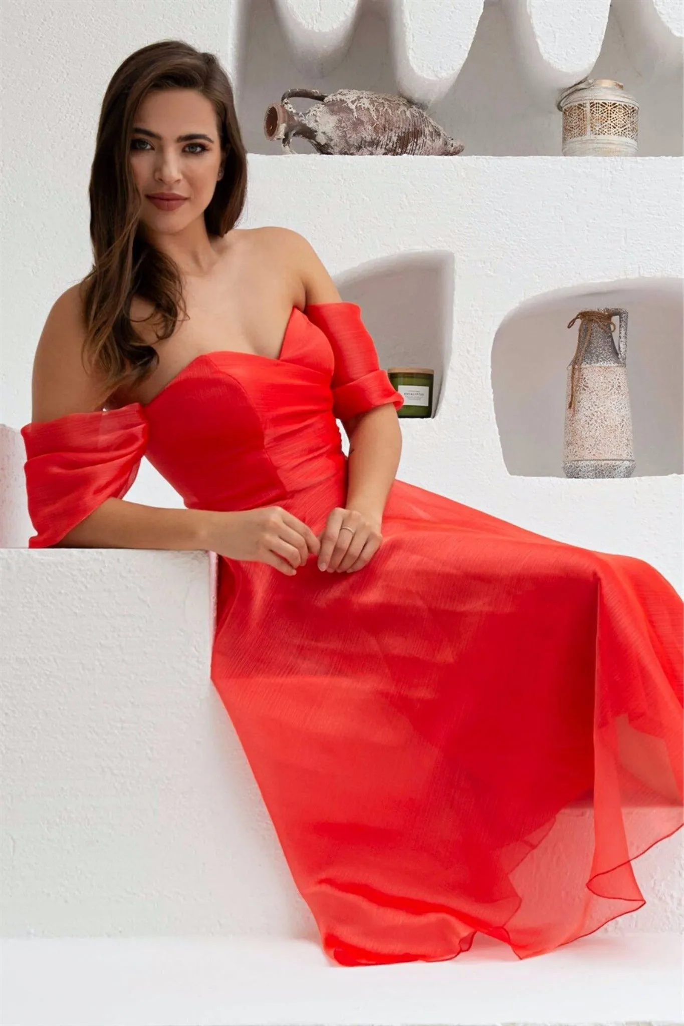 Abito rosso corallo svasato midi in organza con scollo a cuore e maniche cadenti