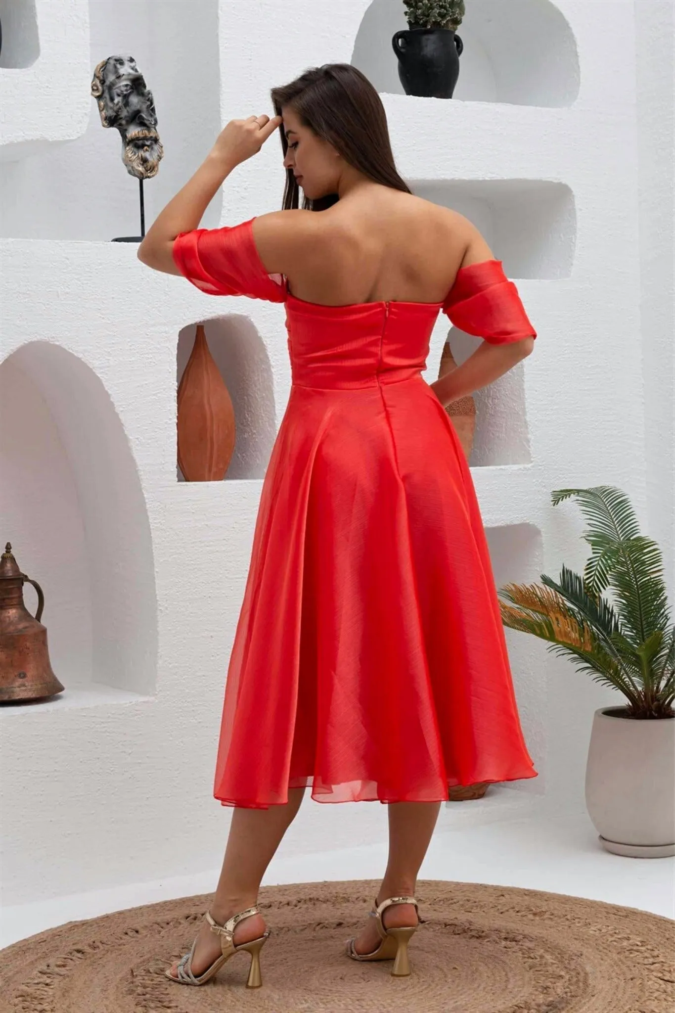 Abito rosso corallo svasato midi in organza con scollo a cuore e maniche cadenti