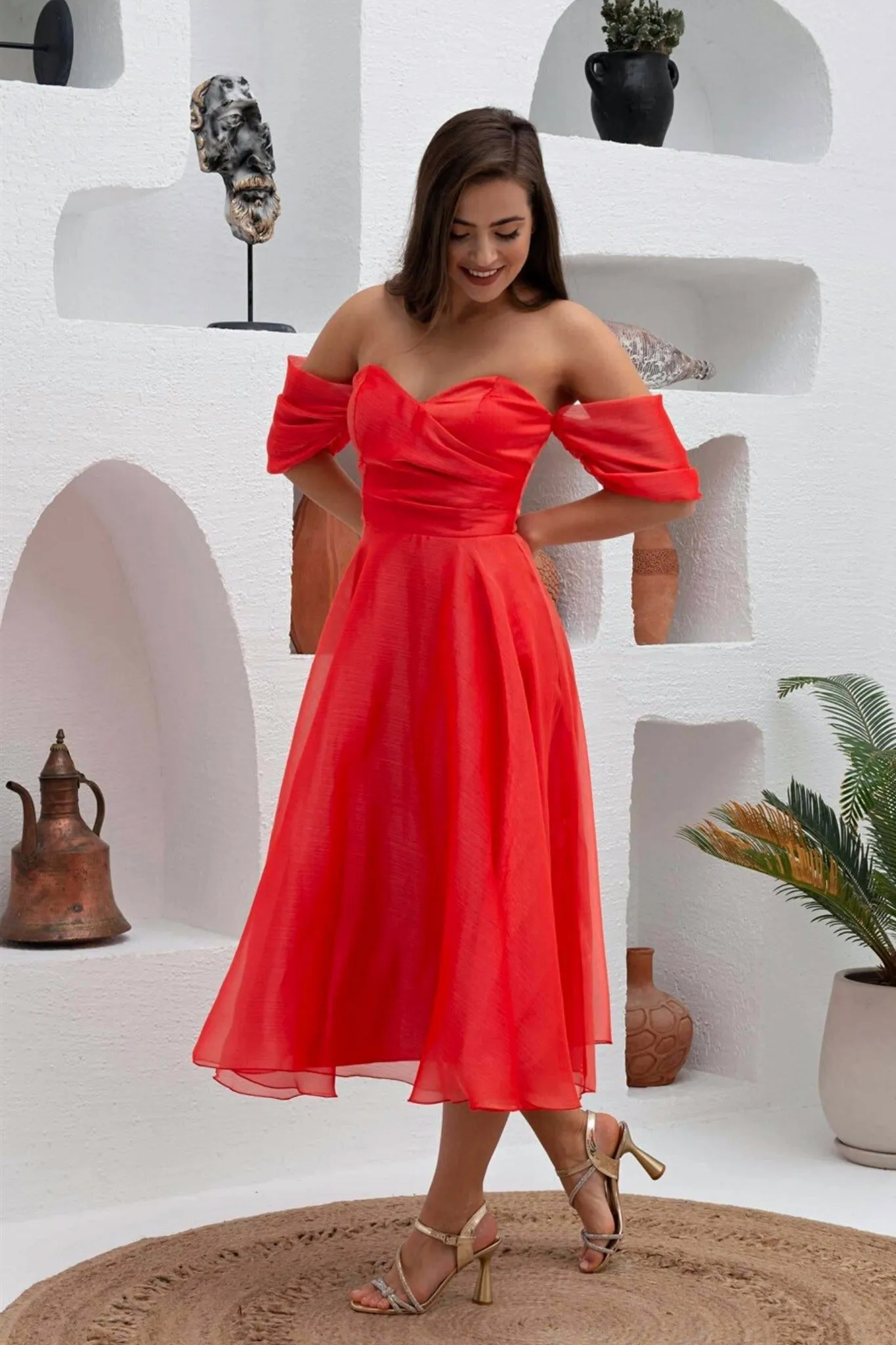 Abito rosso corallo svasato midi in organza con scollo a cuore e maniche cadenti