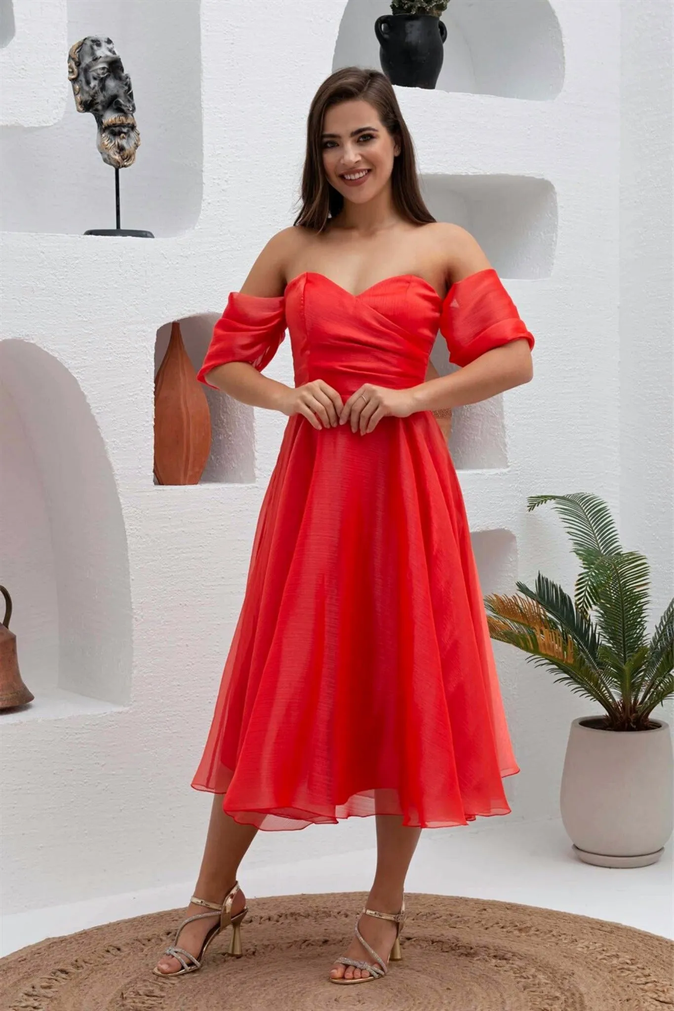 Abito rosso corallo svasato midi in organza con scollo a cuore e maniche cadenti