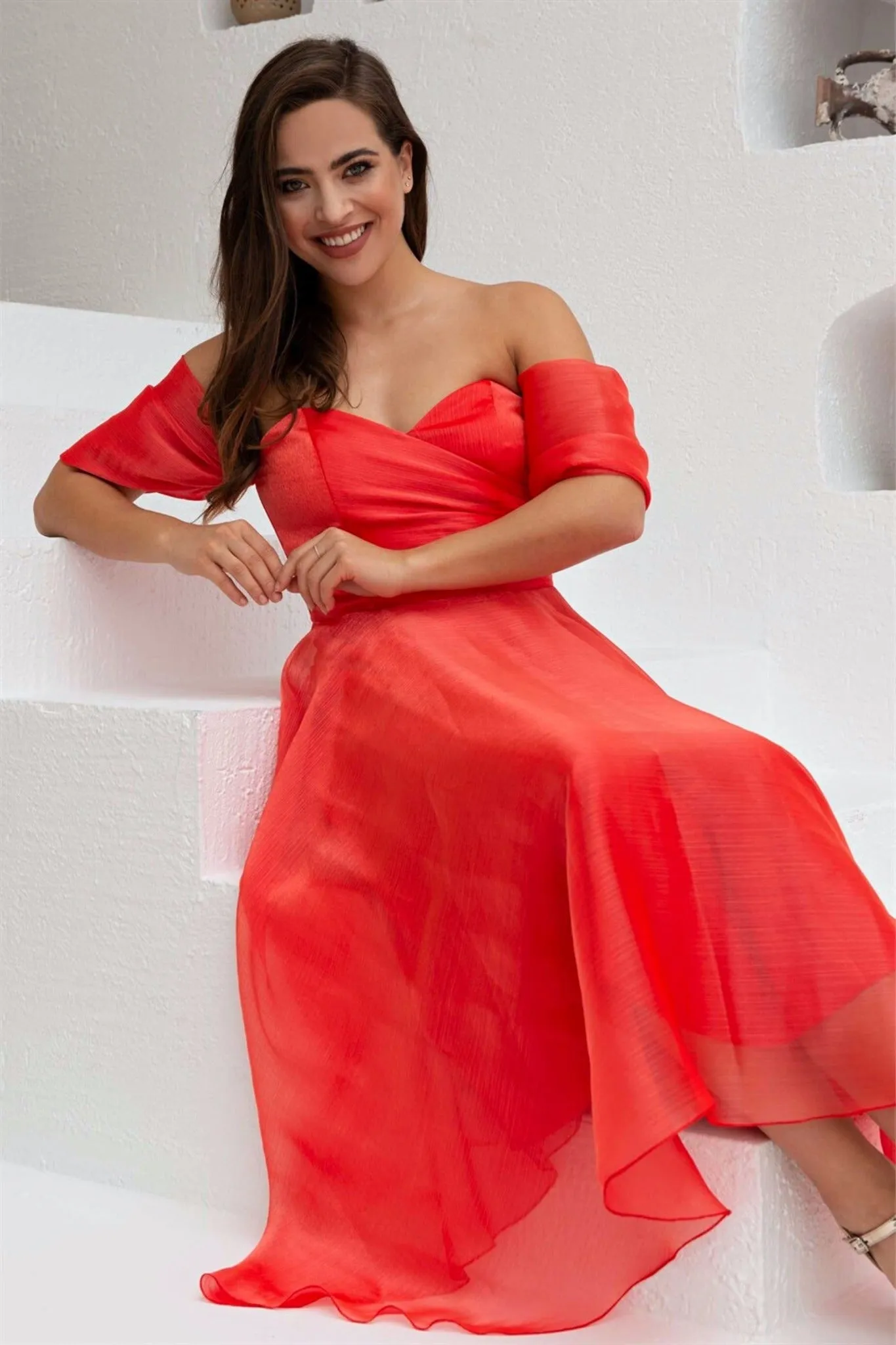 Abito rosso corallo svasato midi in organza con scollo a cuore e maniche cadenti