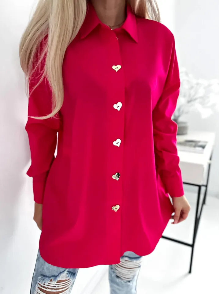 Camicia magenta fucsia oversize ampia e lunga con bottoni decorativi dorati a forma di cuore